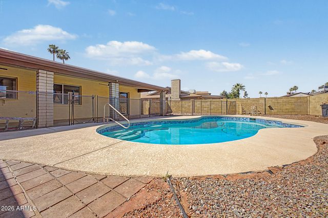 5122 W ROYAL PALM Road, Glendale, AZ 85302