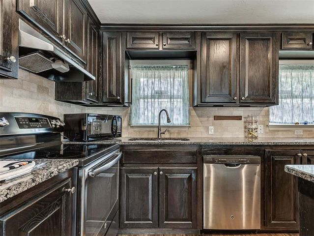 220 S Irving Drive, Moore, OK 73160