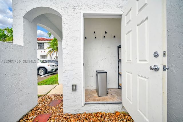 2414 San Remo Cir, Homestead, FL 33035
