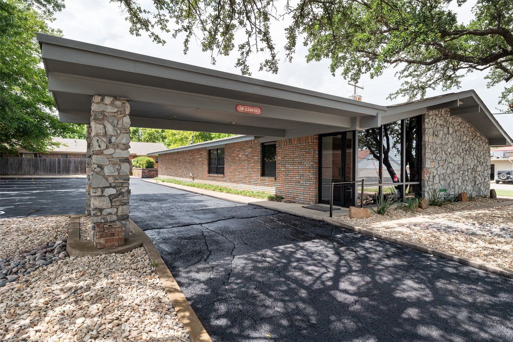 1512 Crestridge., Cleburne, TX 76033