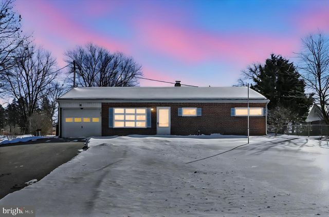 921 SKYLIGHT DR, York, PA 17402