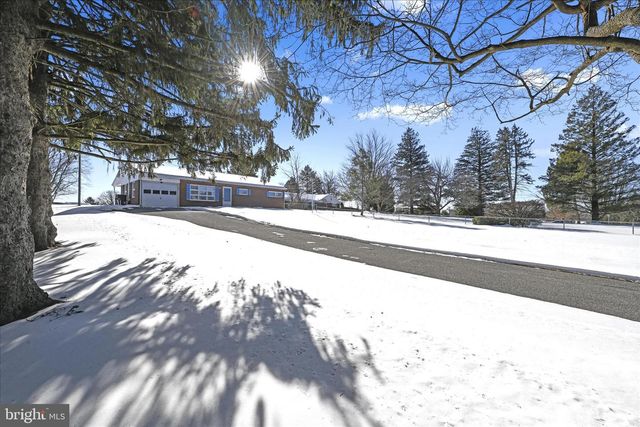 921 SKYLIGHT DR, York, PA 17402