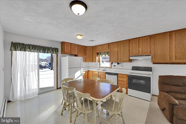 921 SKYLIGHT DR, York, PA 17402