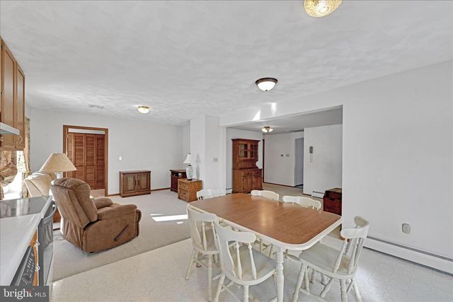 921 SKYLIGHT DR, York, PA 17402