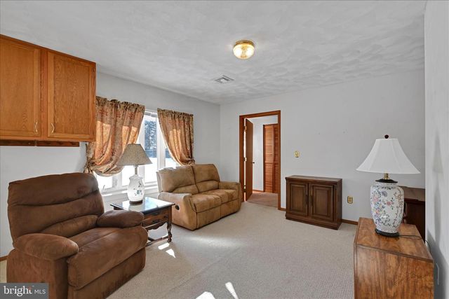 921 SKYLIGHT DR, York, PA 17402