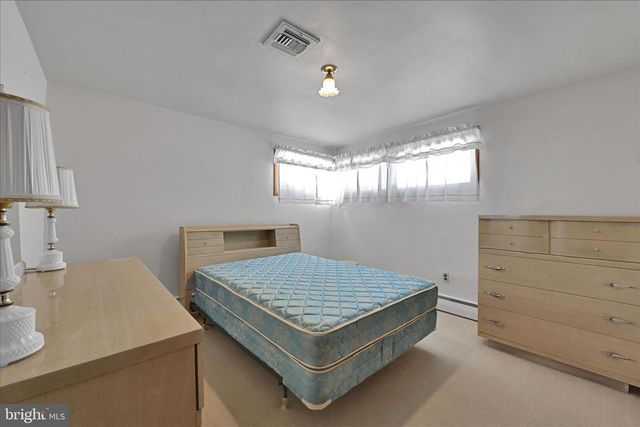 921 SKYLIGHT DR, York, PA 17402