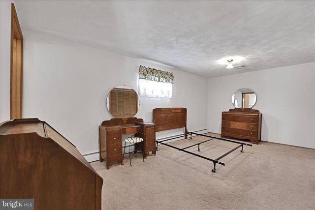 921 SKYLIGHT DR, York, PA 17402