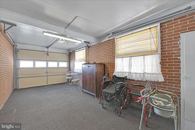 921 SKYLIGHT DR, York, PA 17402