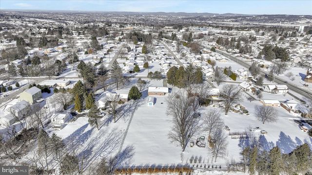 921 SKYLIGHT DR, York, PA 17402