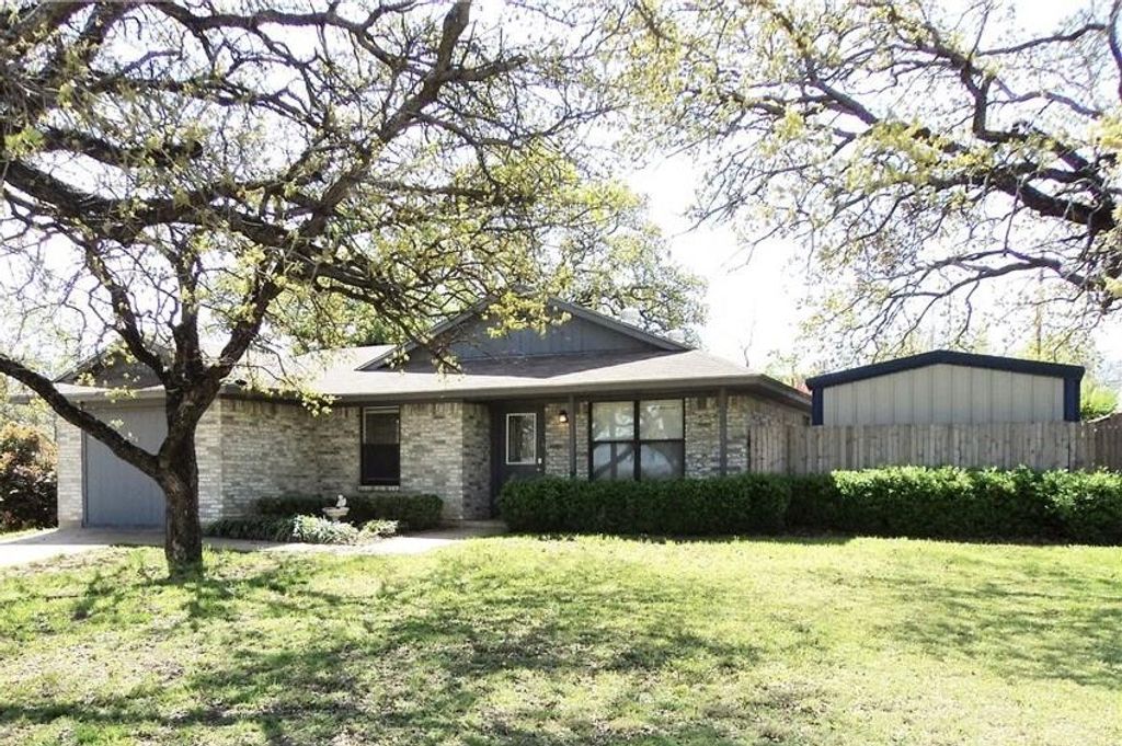 117 WALNUT CREEK Drive, Azle, TX 76020