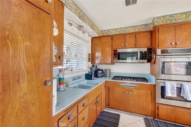 2369 Saunders St, Pomona, CA 91767