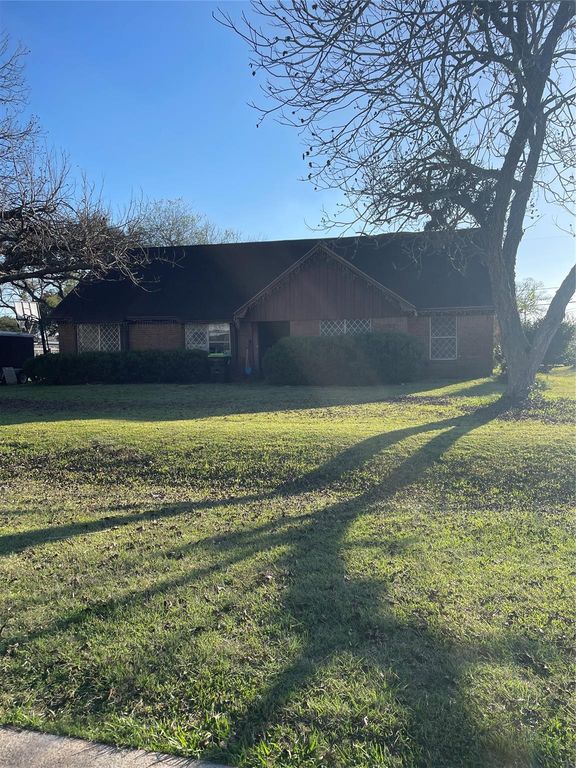 1202 Westgate Drive, Wharton, TX 77488
