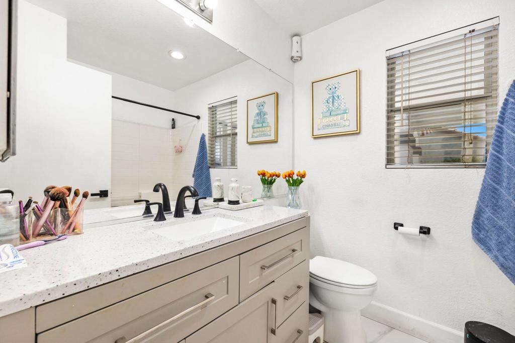 Image 19 of property listing at 37851 Hollister Drive, Palm Desert, CA 92211