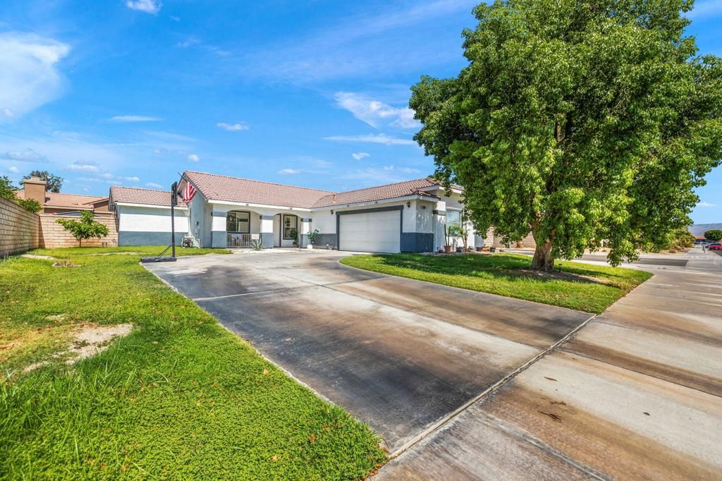 Image 3 of property listing at 37851 Hollister Drive, Palm Desert, CA 92211