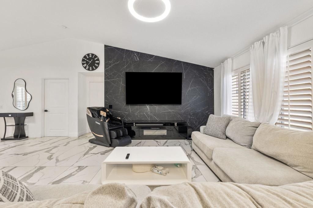 Image 7 of property listing at 37851 Hollister Drive, Palm Desert, CA 92211