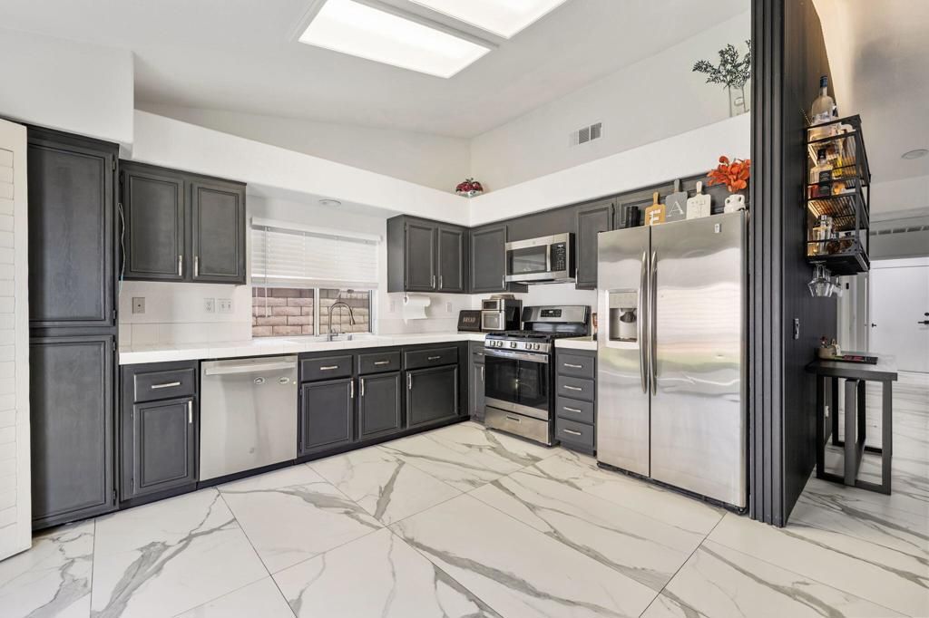 Image 9 of property listing at 37851 Hollister Drive, Palm Desert, CA 92211