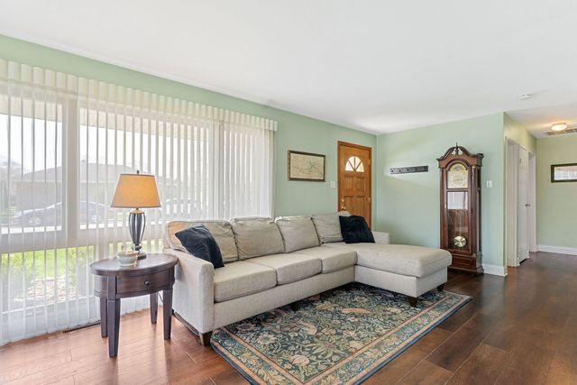 9966 S California Avenue, Evergreen Park, IL 60805