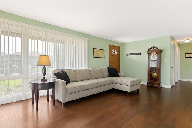 9966 S California Avenue, Evergreen Park, IL 60805