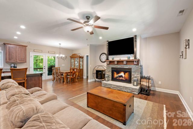 72 Summer Shade Court, Hendersonville, NC 28792