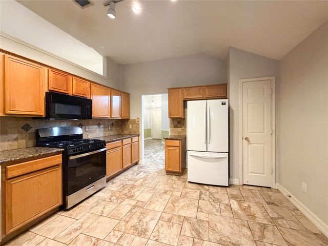 2752 Scarborough Drive, Grand Prairie, TX 75052
