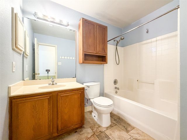 2752 Scarborough Drive, Grand Prairie, TX 75052