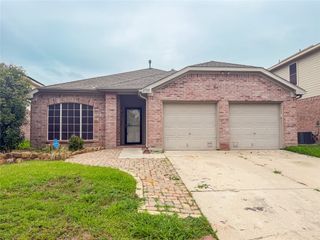 2752 Scarborough Drive, Grand Prairie, TX 75052