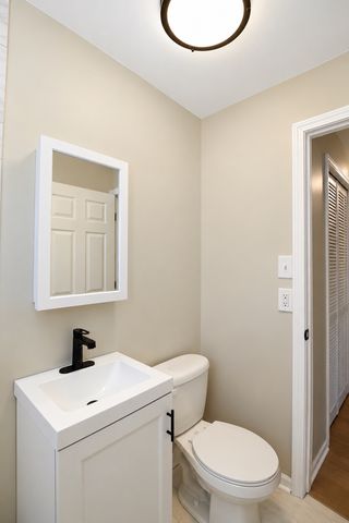843 Navajo Drive, Carpentersville, IL 60110