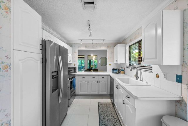 50 PELICAN POINTE Drive 2050, Delray Beach, FL 33483