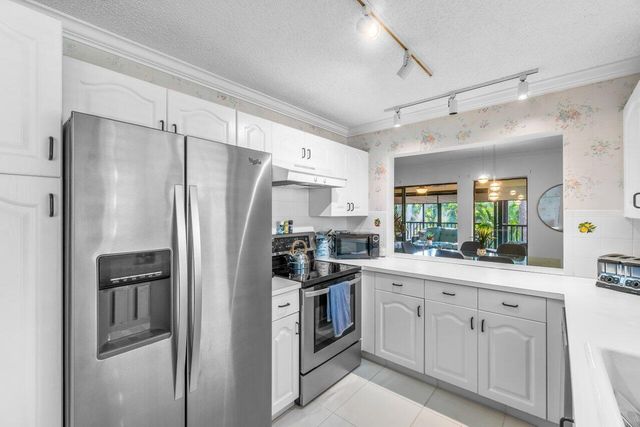50 PELICAN POINTE Drive 2050, Delray Beach, FL 33483