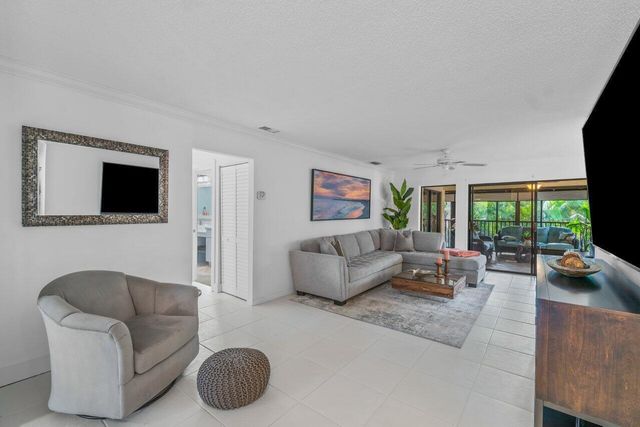 50 PELICAN POINTE Drive 2050, Delray Beach, FL 33483