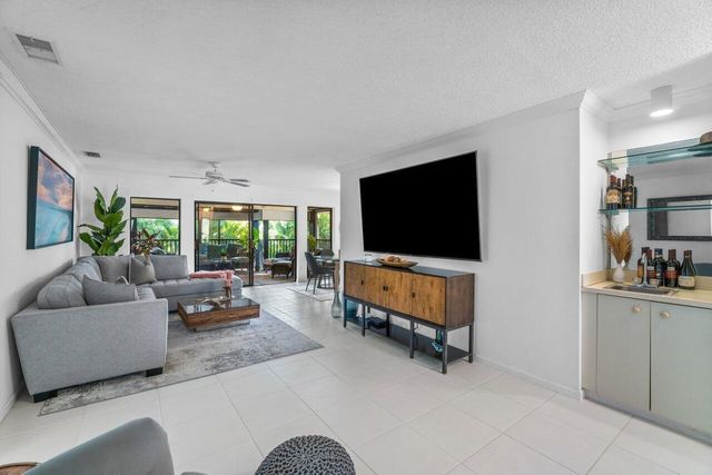50 PELICAN POINTE Drive 2050, Delray Beach, FL 33483