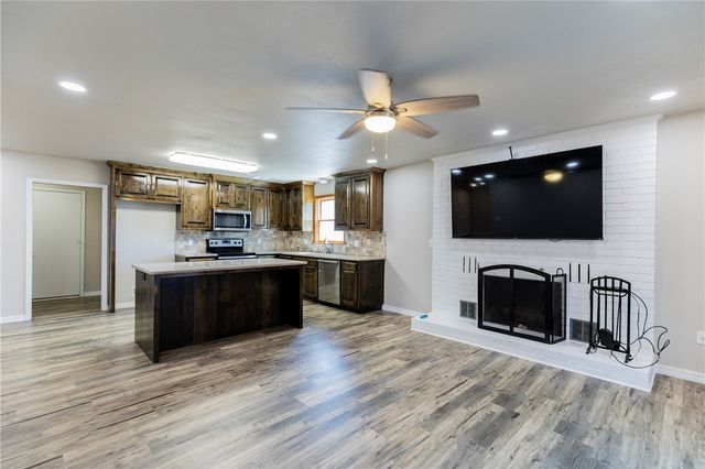 918 S 25th Street, Rogers, AR 72758