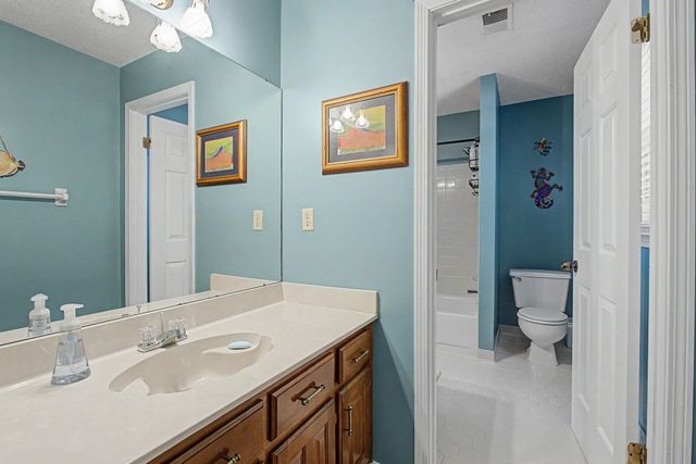 8882 HILLMAN WAY DR, Bartlett, TN 38133