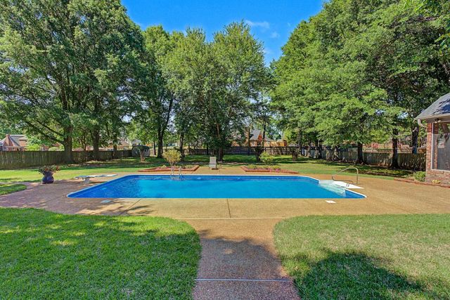 8882 HILLMAN WAY DR, Bartlett, TN 38133