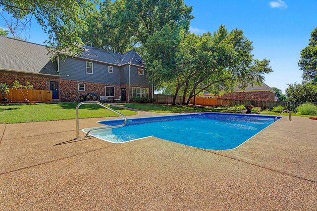 8882 HILLMAN WAY DR, Bartlett, TN 38133