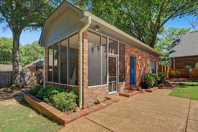 8882 HILLMAN WAY DR, Bartlett, TN 38133