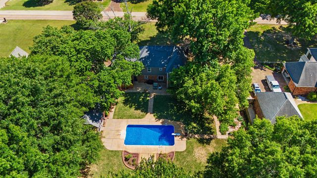 8882 HILLMAN WAY DR, Bartlett, TN 38133