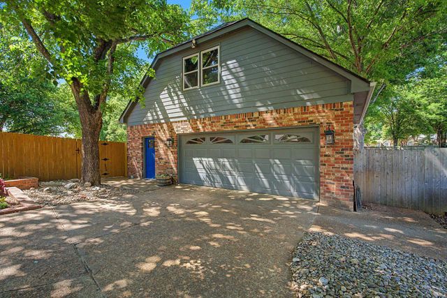 8882 HILLMAN WAY DR, Bartlett, TN 38133