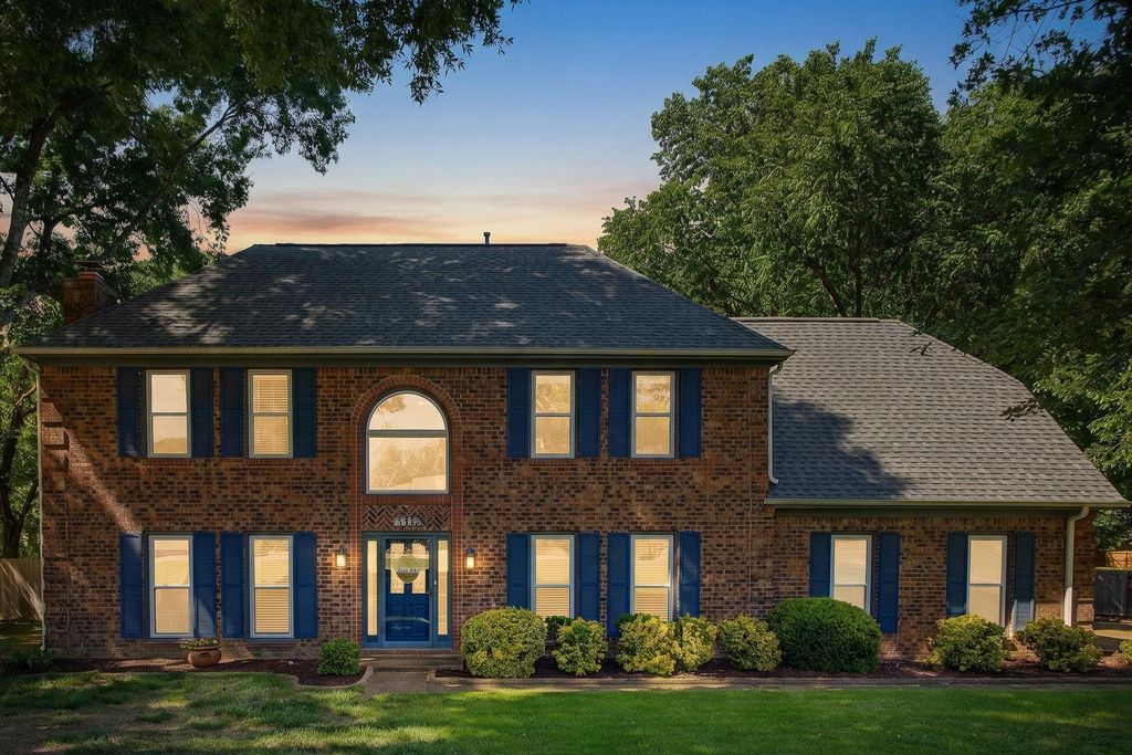 8882 HILLMAN WAY DR, Bartlett, TN 38133