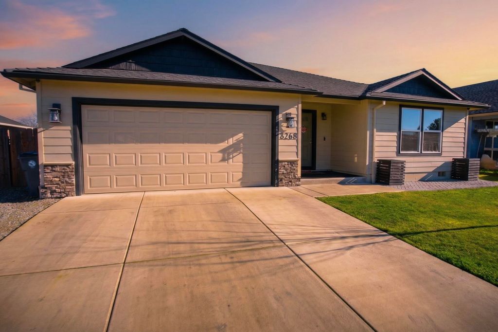 8268 29th Street, White City, OR 97503