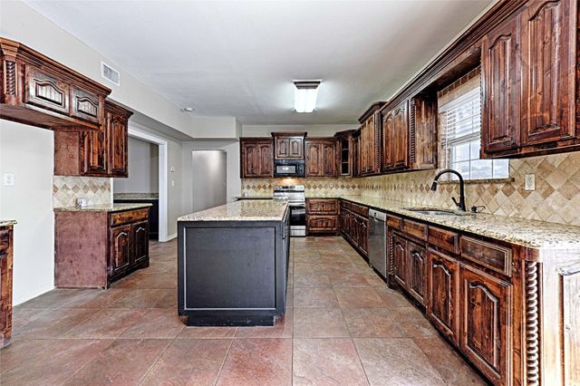 8700 Sallys Way, Alvarado, TX 76009