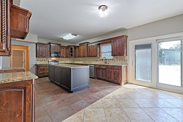 8700 Sallys Way, Alvarado, TX 76009