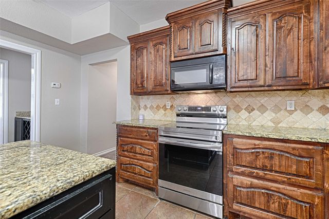 8700 Sallys Way, Alvarado, TX 76009