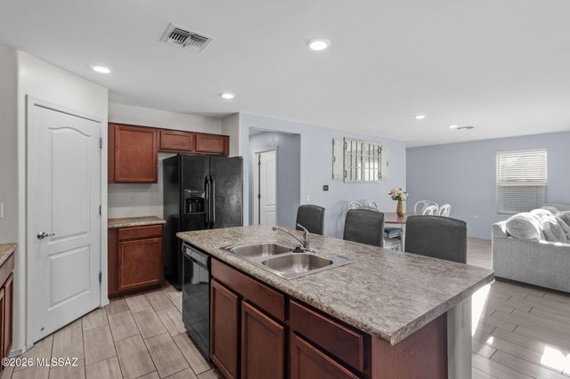 7570 E Kinnison Wash Loop, Tucson, AZ 85730