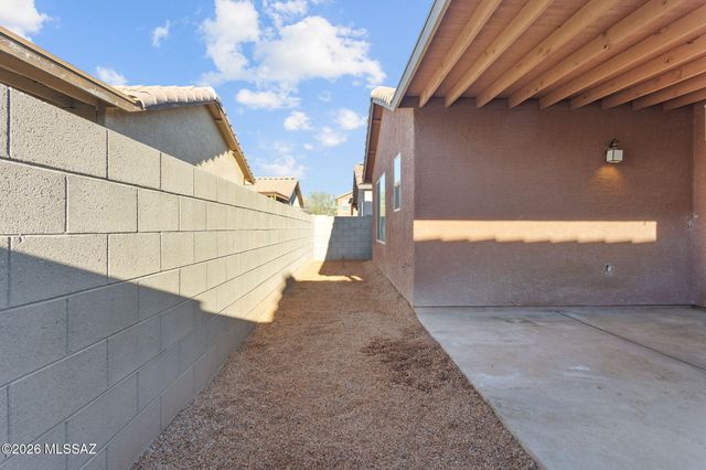 7570 E Kinnison Wash Loop, Tucson, AZ 85730