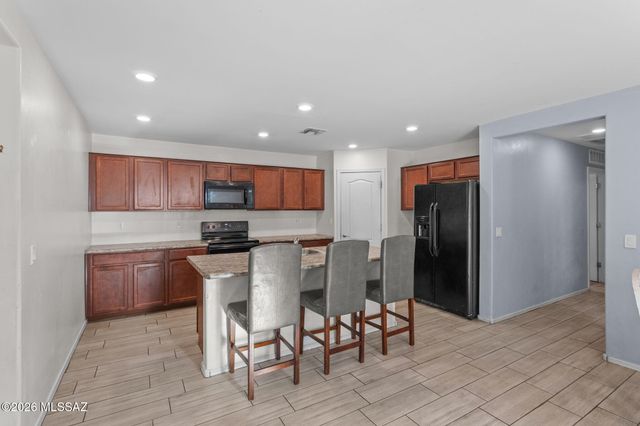 7570 E Kinnison Wash Loop, Tucson, AZ 85730