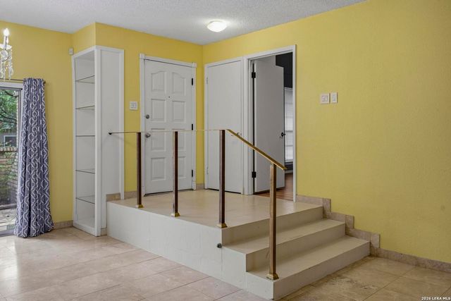 3800 E Songbird Ln, San Antonio, TX 78229