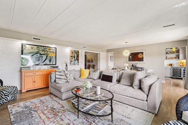 880 Rue De La Paix, Cincinnati, OH 45220