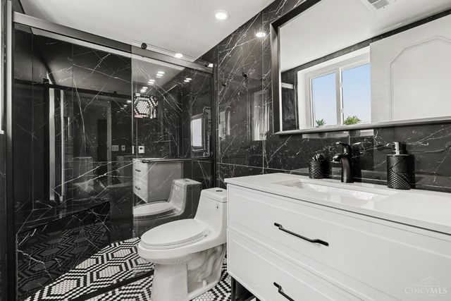 880 Rue De La Paix, Cincinnati, OH 45220