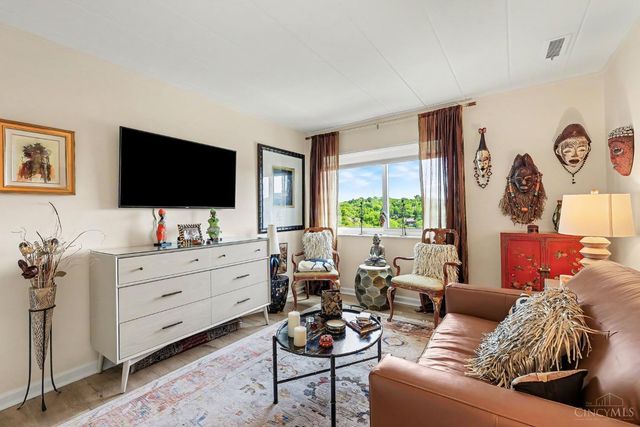 880 Rue De La Paix, Cincinnati, OH 45220